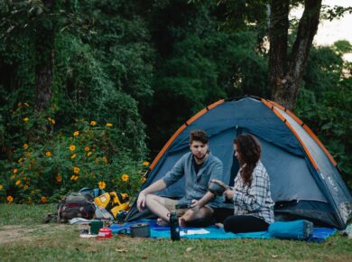 Kærestepar er på campingtur sammen
