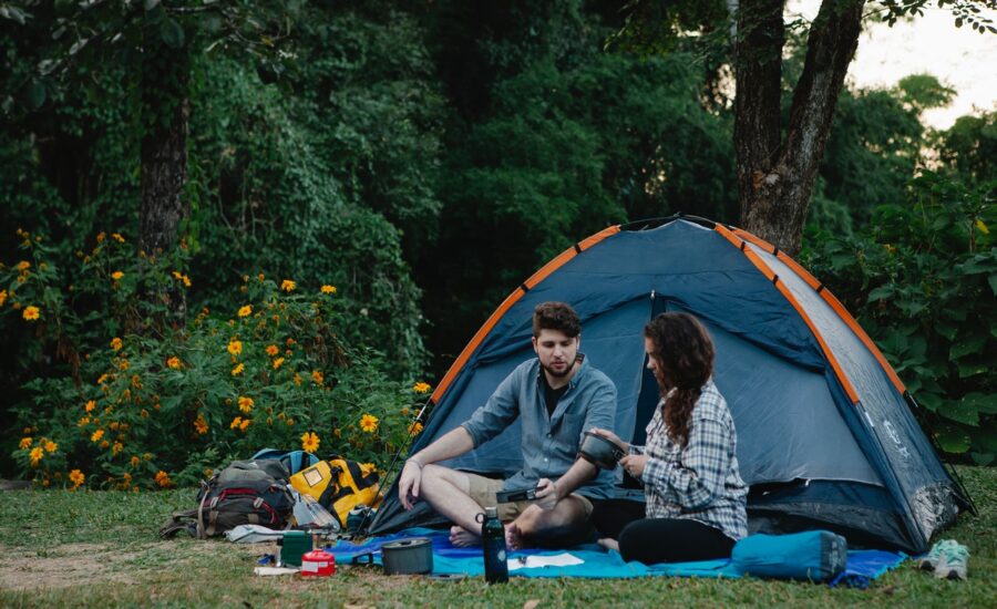 Kærestepar er på campingtur sammen